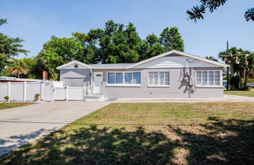 Kingston Apartment | Spacious 3BR, Pool, Near Beach & Attractions