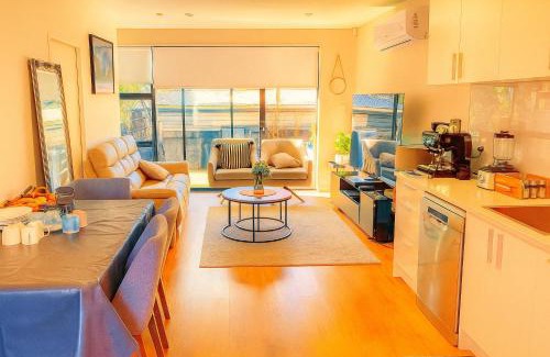 Auckland Apartment | Spacious 3BR Townhouse Near Auckland City Centre - Stylish and Refreshing Stay