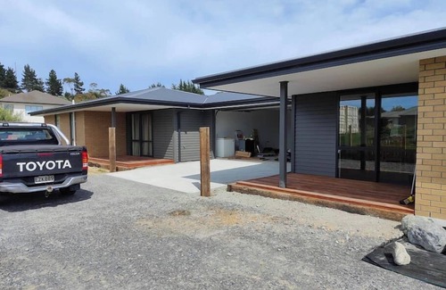 Kaikoura House | Spacious 3BR with Decks, BBQ, Mountain Views, and Family-Friendly Vibes