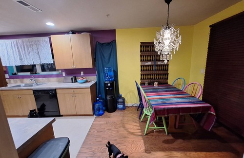 McLoughlin House | Spacious 4 bdm 2 bthrm townhome close to foodcarts and hospital in Oregon City.