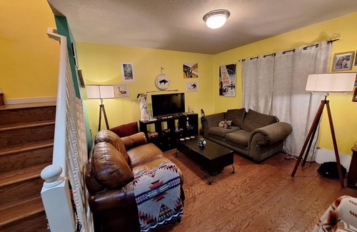 McLoughlin House | Spacious 4 bdm 2 bthrm townhome close to foodcarts and hospital in Oregon City.