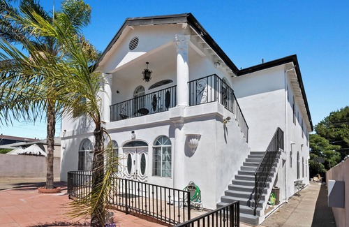 NoHo Arts District Apartment | Spacious 4-bed 2.5bath modern apartment in Los Angeles by Universal studio/HW