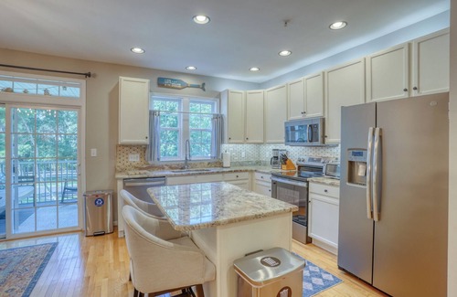 Long Neck House | Spacious 4-bed 3.5-bath Townhome in Long Neck with AC, Swimming Pool & Game Room