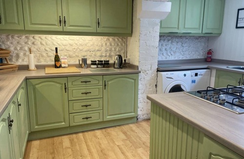 Pevensey House | Spacious 4-Bed Beach Retreat for Families – Steps from the Shore in Pevensey Bay