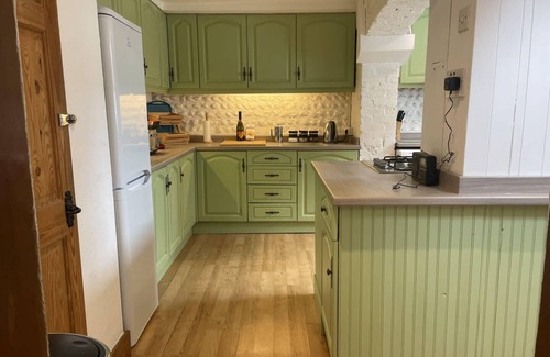Pevensey House | Spacious 4-Bed Beach Retreat for Families – Steps from the Shore in Pevensey Bay