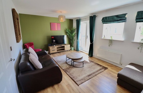 Bracknell Ski Chalet | Spacious 4-Bed Home in Bracknell