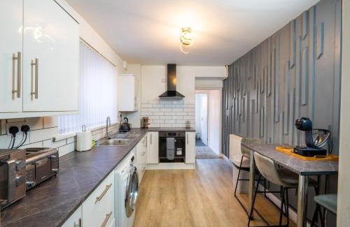 St. Thomas House | Spacious 4-Bed Home – Port Tennant