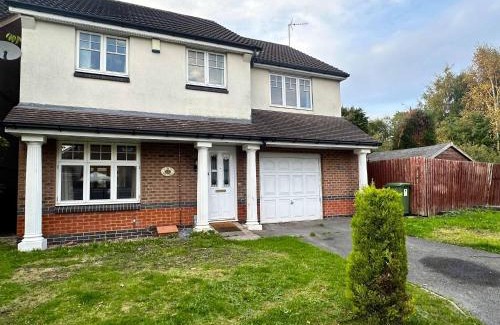 Wolverhampton House | Spacious 4 Bed House with parking in Wolverhampton