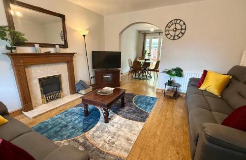 Wolverhampton House | Spacious 4 Bed House with parking in Wolverhampton