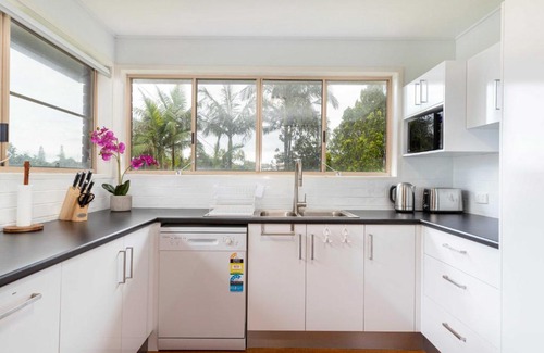 Shelly Beach House | Spacious 4-Bed House Metres from Beach