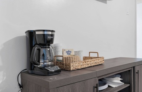 Hyde Park Apartment | Spacious 4-bedroom apartment Close to SXSW ACL UT & Downtown Pet Friendly!