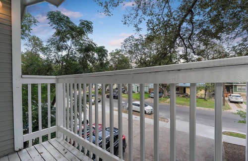 Hyde Park Apartment | Spacious 4-bedroom apartment Close to SXSW ACL UT & Downtown Pet Friendly!