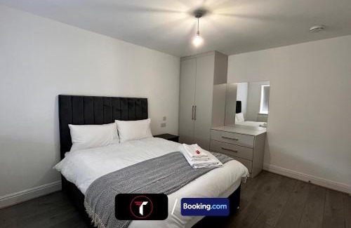 Rushmoor District House | Spacious 4 Bedroom By Tara Stays Short Lets & Serviced Accommodation Aldershot With Free WiFi & Garden
