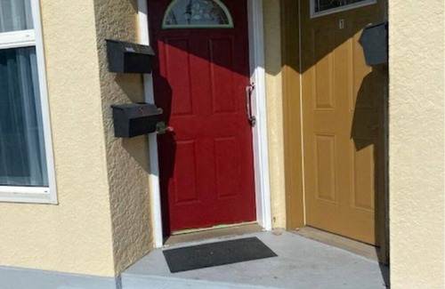 Thunder Bay Apartment | Spacious 4 bedroom apt in Westfort with free laundry parking and wifi parking