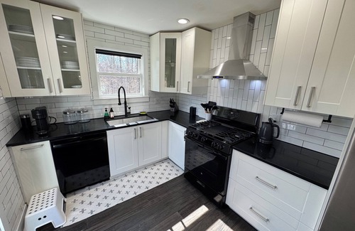 Manoa House | Spacious 4-bedroom house dual primary suites, updated, pets and kids friendly!