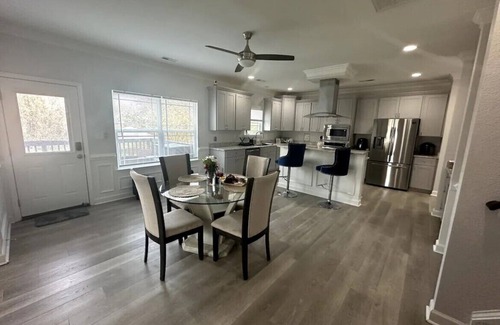 Hampton House | Spacious 4-bedroom house with AC , WiFi and a Gamerooom in fantastic Hampton