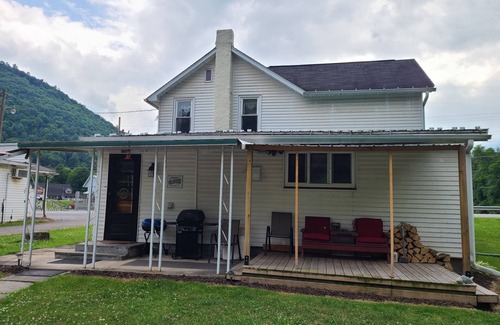 Morris House | Spacious 4 bedroom house near Pine Creek in Morris PA