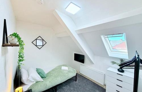 Kimbolton House | Spacious 4-Bedroom Newcastle, Sleeps 7 Guests