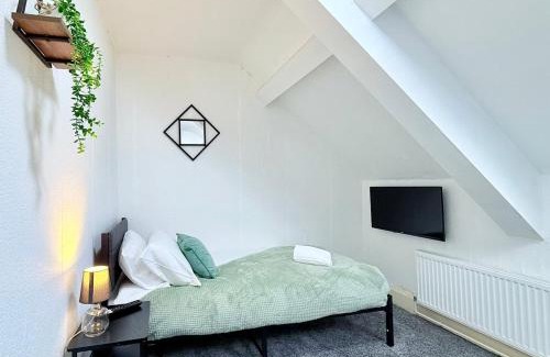 Kimbolton House | Spacious 4-Bedroom Newcastle, Sleeps 7 Guests