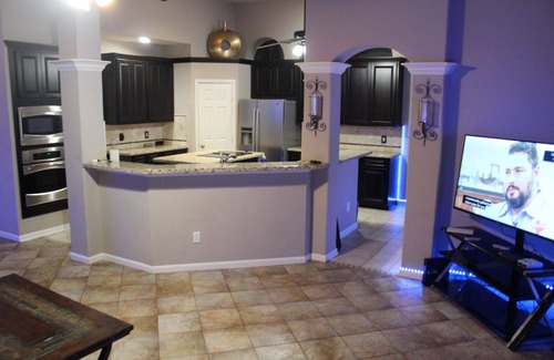 Barker House | Spacious 4-bedroom Spa Pool Enclosure king bed Safe Peaceful Houston