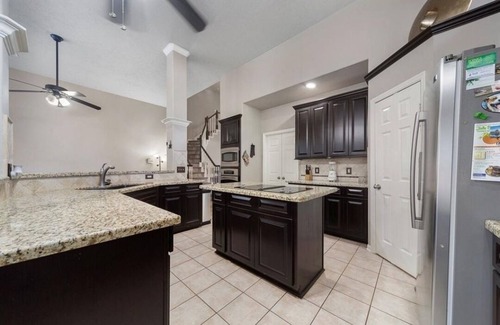 Barker House | Spacious 4-bedroom Spa Pool Enclosure king bed Safe Peaceful Houston