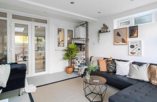Ealing Common Apartment | Spacious 4 Bedroom Townhouse London With Garden