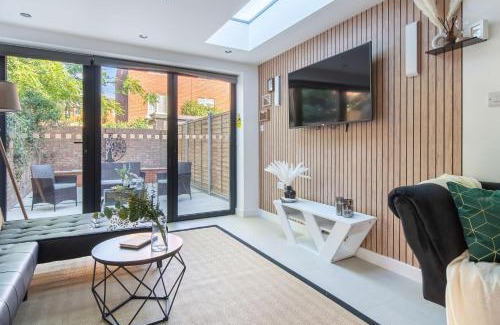 Ealing Common Apartment | Spacious 4 Bedroom Townhouse London With Garden