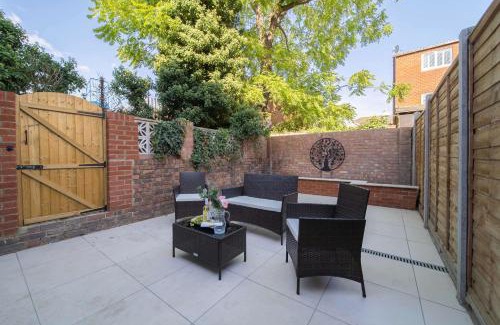 Ealing Common Apartment | Spacious 4 Bedroom Townhouse London With Garden