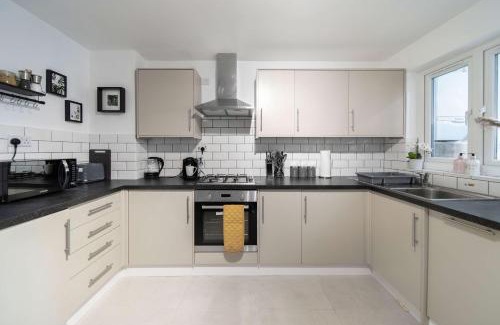 Ealing Common Apartment | Spacious 4 Bedroom Townhouse London With Garden