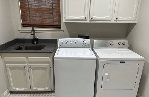 Highlands - Perkins House | Spacious 4-bedroom house with bonus room in charming Baton Rouge with WiFi, AC