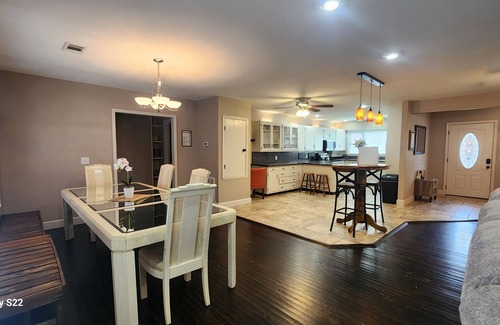 Clarksville House | Spacious 4 bedroom Downtown Clarksville