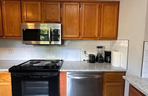 St. Nicholas House | Spacious 4-Bedroom Retreat Near Downtown & San Marco – Jacksonville Charm