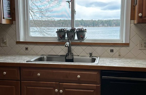 Johannesburg House | Spacious 4-bedroom lakefront home on Big Bear Lake in Johannesburg with WiFi, AC