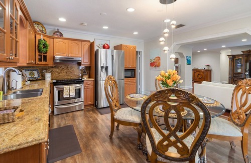 Hialeah House | Spacious 4 Bedroom Vacation Home With Pool