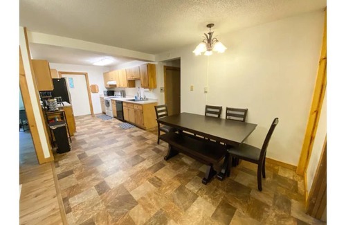 Ester House | Spacious 4 BR with theater, close to Airport