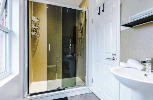 Rusholme House | Spacious 4 Bed Sleeps 10 in MCR