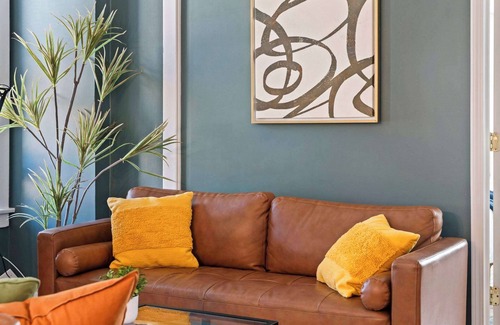 Edgewater Apartment | Spacious 4BR/2BA – Private Sun Deck In Chicago