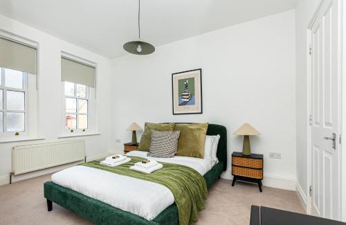 Deptford House | Spacious 4BR 3-Storey Townhouse in Lively Deptford