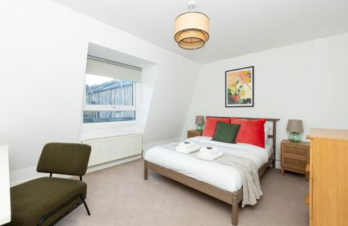 Deptford House | Spacious 4BR 3-Storey Townhouse in Lively Deptford