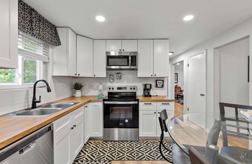 Pittsburgh Apartment | Spacious 4BR Home-Big Yard, Huge Driveway