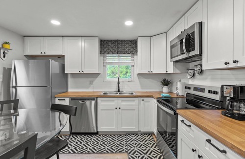 Pittsburgh Apartment | Spacious 4BR Home-Big Yard, Huge Driveway