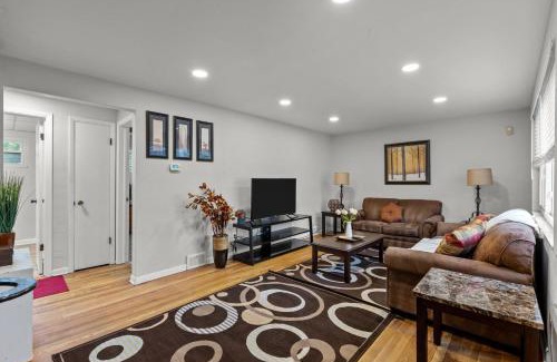 Pittsburgh Apartment | Spacious 4BR Home-Big Yard Huge Driveway