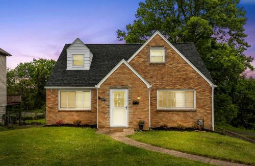 Pittsburgh Apartment | Spacious 4BR Home-Big Yard Huge Driveway