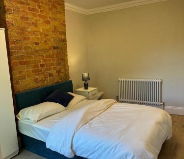 Plumstead House | Spacious 4BR Home In Greenwich