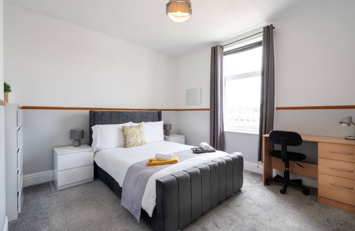 Sheffield House | Spacious 4BR, Parking, Near Centre