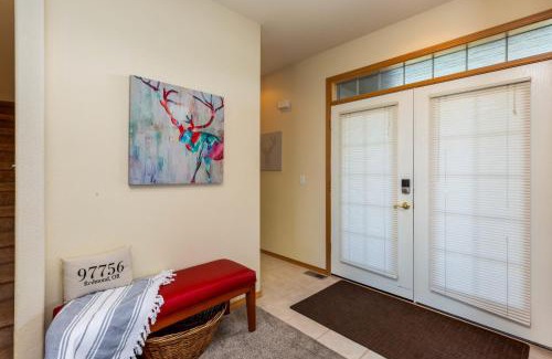 Redmond House | Spacious 4BR Private HOT TUB Eagle Crest Resort on Golf Course