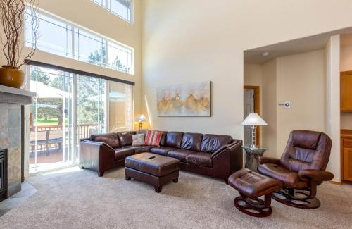 Redmond House | Spacious 4BR Private HOT TUB Eagle Crest Resort on Golf Course