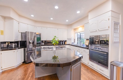 Wilkes House | Spacious 5,000+ sq ft house, Close to PDX Airport