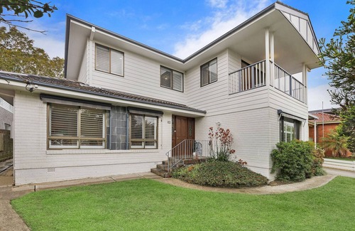 Collaroy Plateau House | Spacious 5-Bed House with Pristine Garden