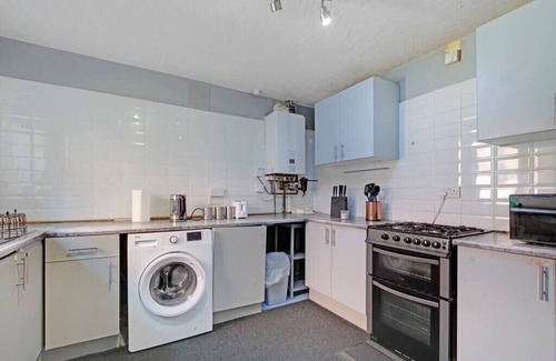 Darlaston House | Spacious 5-Bed House with Free Parking and Garden